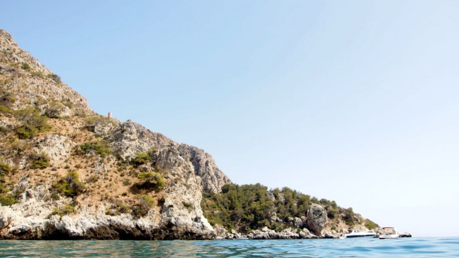 Adelante Andalucía denuncia la expulsión de agricultores y la demolición de cortijos para la creación de viviendas de lujo en Maro