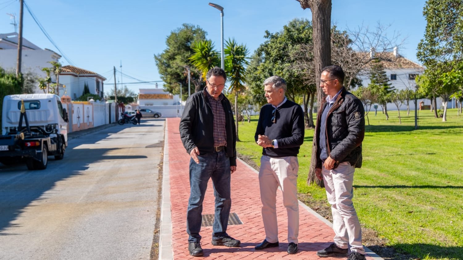 Marbella mejora la accesibilidad peatonal en la calle Guadiamar de San Pedro Alcántara