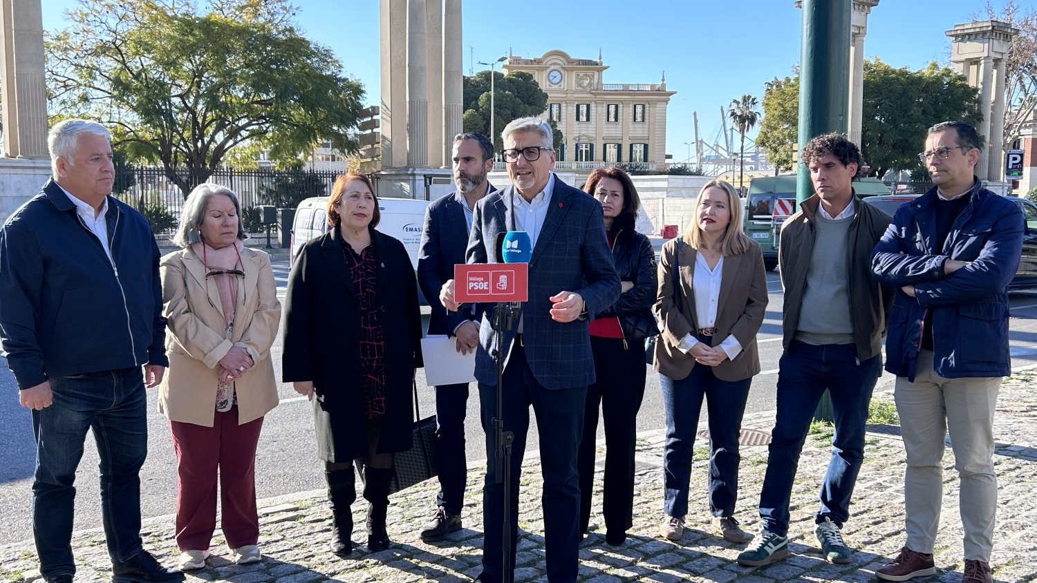 El PSOE presenta dos mociones para paralizar de forma urgente la instalación de dos estatuas en la entrada del puerto de Málaga