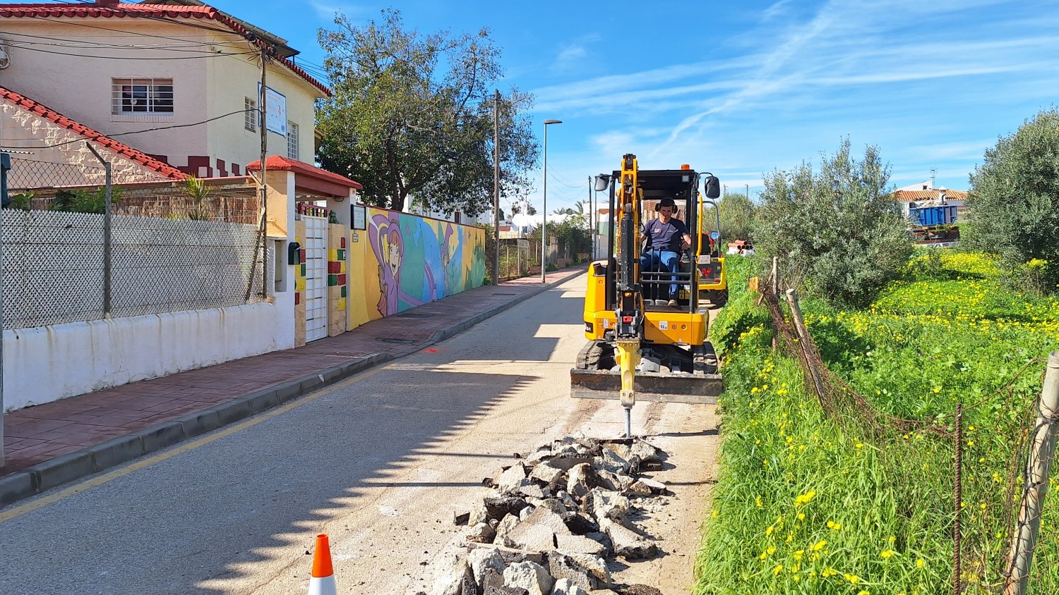 El Ayuntamiento de Rincón de la Victoria realiza las obras de un nuevo colector de pluviales en Camino Viejo de Vélez