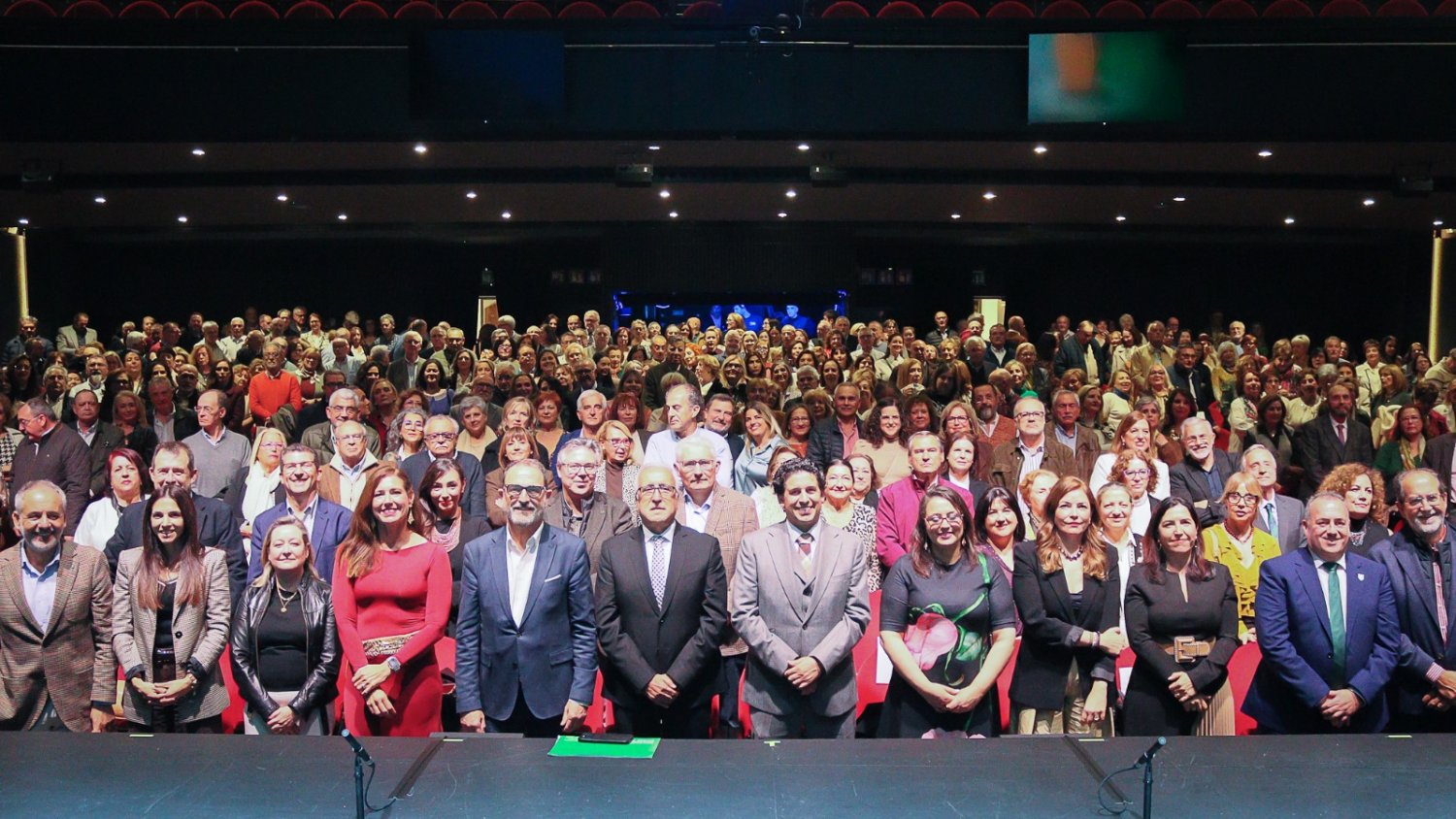 El Hospital Regional de Málaga homenajea en el Teatro Soho a 220 profesionales jubilados entre 2020 y 2025