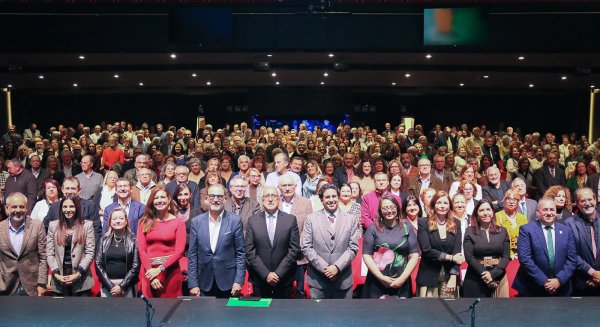 El Hospital Regional de Málaga homenajea en el Teatro Soho a 220 profesionales jubilados entre 2020 y 2025