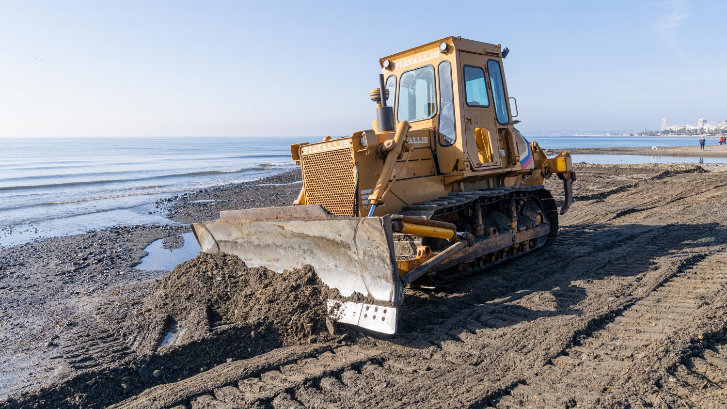 Estepona acelera el acondicionamiento de sus playas tras los temporales para la llegada de la Semana Santa