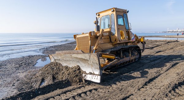 Estepona acelera el acondicionamiento de sus playas tras los temporales para la llegada de la Semana Santa