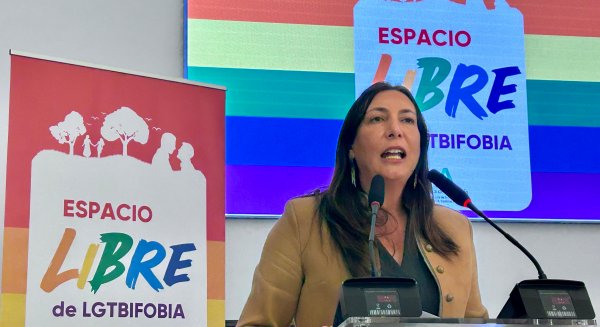 Loles López llama a “tejer alianzas” con el colectivo LGTBI y otorga distintivos de igualdad a ayuntamientos