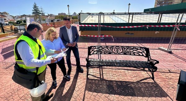  Fuengirola invierte 440.000 euros en actuaciones de mantenimiento como en el cambio de la cubierta de pabellones