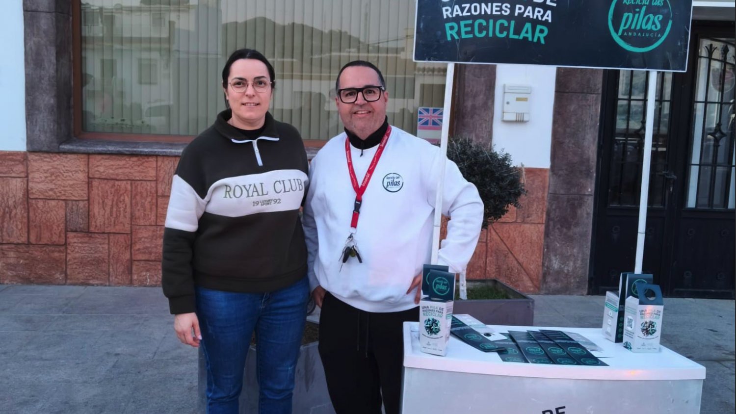 La campaña 'Una Pila de Razones' llega a Almáchar para concienciar sobre la importancia del reciclaje de los RPA