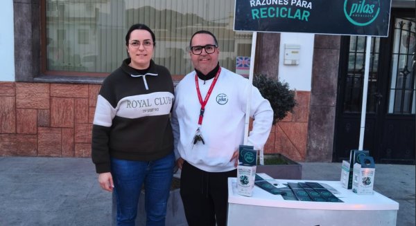 La campaña 'Una Pila de Razones' llega a Almáchar para concienciar sobre la importancia del reciclaje de los RPA