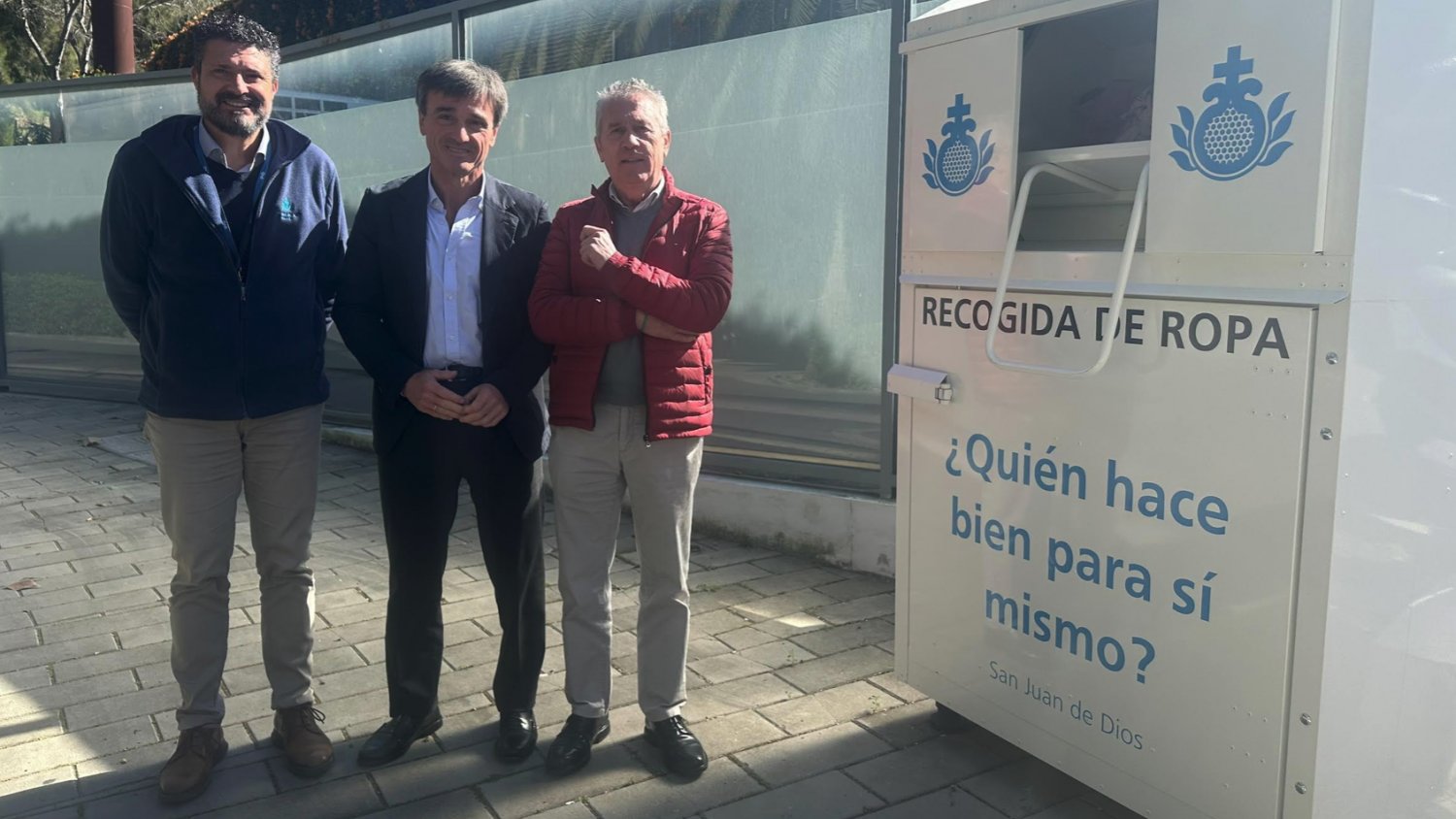 El centro San Juan de Dios instala un contenedor de recogida de ropa para colectivos vulnerables 
