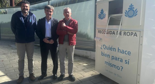 El centro San Juan de Dios instala un contenedor de recogida de ropa para colectivos vulnerables 