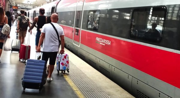 Aehcos alerta de que la paralización del AVE podría desviar a turistas de la Costa del Sol a otros destinos del Mediterráneo