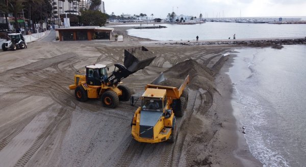 Marbella inicia el aporte urgente de arena en las playas de El Faro y La Fontanilla tras los daños del temporal