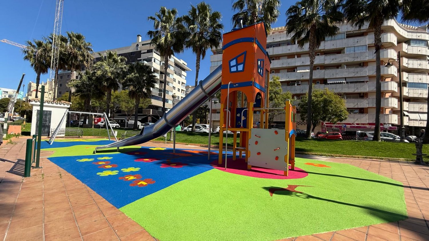 Estepona moderniza sus parques infantiles con suelos de seguridad y nuevos juegos