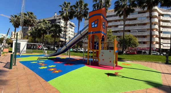 Estepona moderniza sus parques infantiles con suelos de seguridad y nuevos juegos