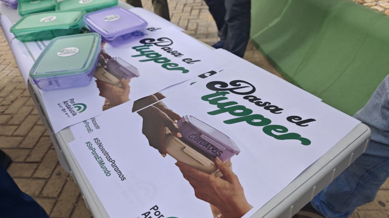 IU y Por Andalucía presentan en Málaga 'Pasa el tupper' para exigir a las instituciones un reparto justo de los cuidados