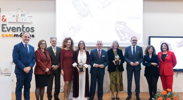 Las doctoras Lourdes Quirós y Carmen Agüera, premiadas por el Colegio de Médicos de Málaga por su compromiso social