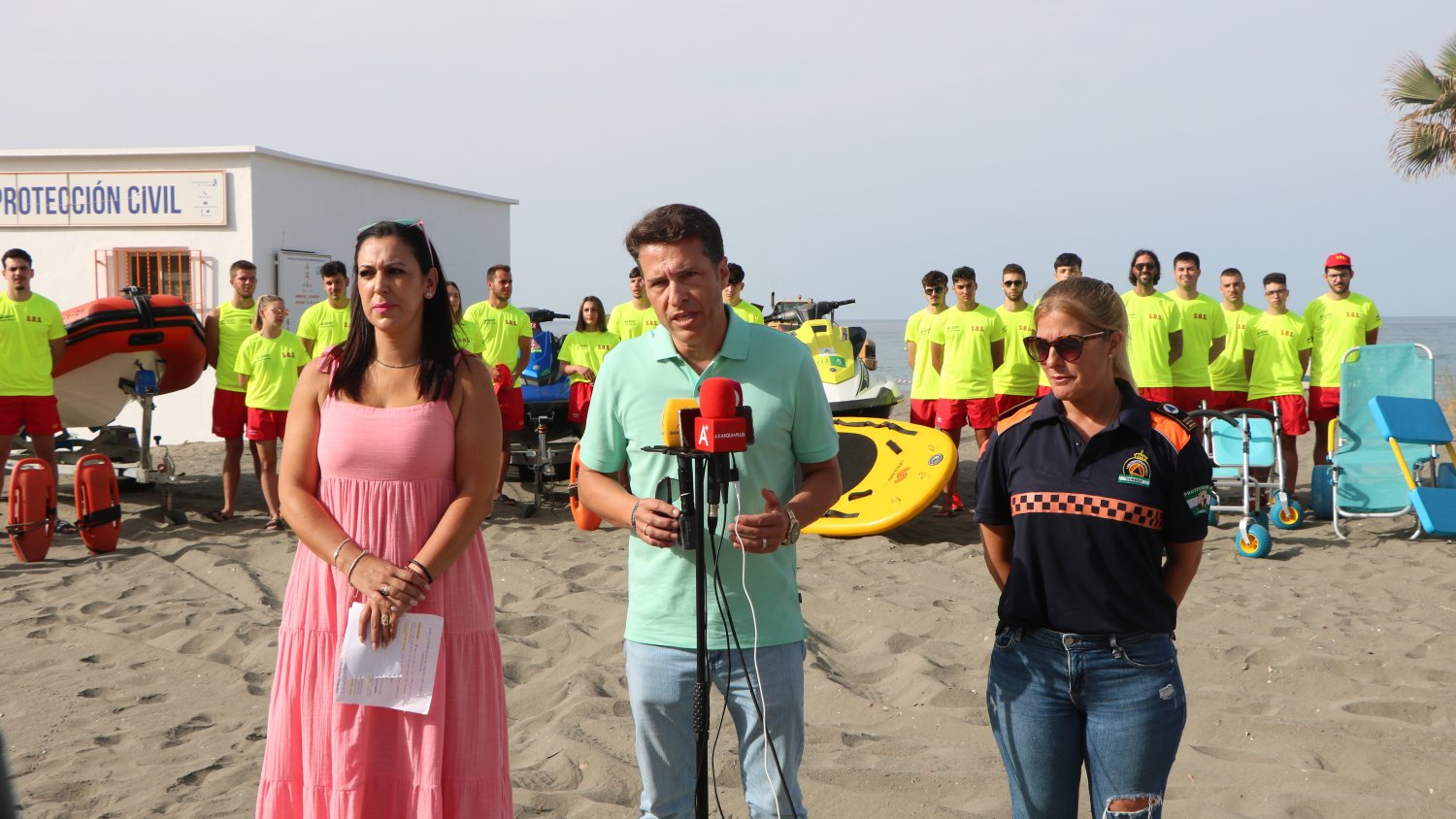 Torrox inicia el dispositivo de seguridad en sus playas