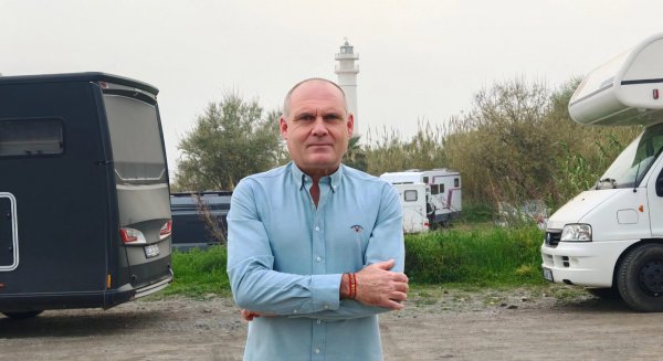 VOX vuelve a denunciar el aparcamiento ilegal de caravanas en la desembocadura del río Torrox
