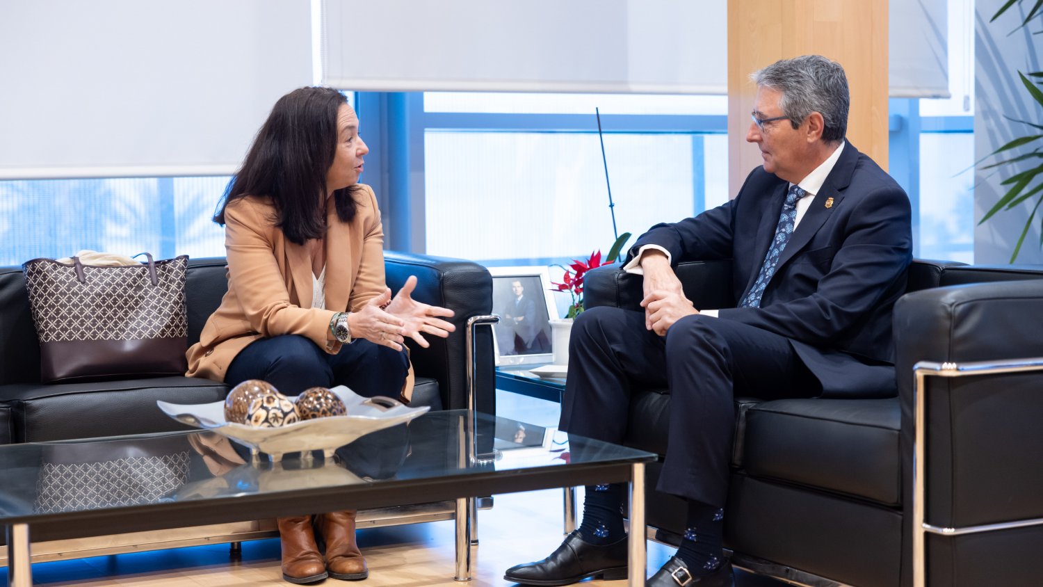 Francisco Salado recibe a Paloma Saborido en la previa del congreso internacional sobre la Gran Procesión celebrada en Roma