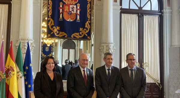 De la Torre y el presidente de la Fundación Unicaja colaboran para impulsar iniciativas culturales y sociales en la ciudad 