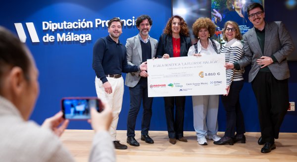 La Fundación CITAC recibe los fondos solidarios de la zambombá 'La flor de Málaga' de la artista Encarni Navarro