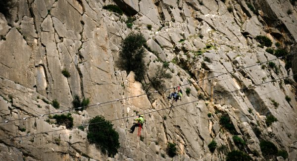 Avanza la instalación del nuevo puente colgante del Caminito del Rey, que será el más largo de España con 110 metros