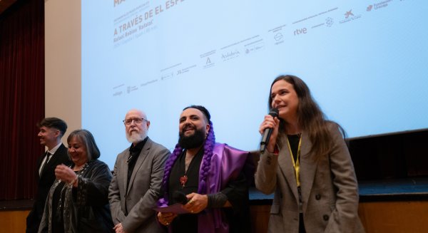 A través del espejo negro: Las marionetas también son cosas de adultos