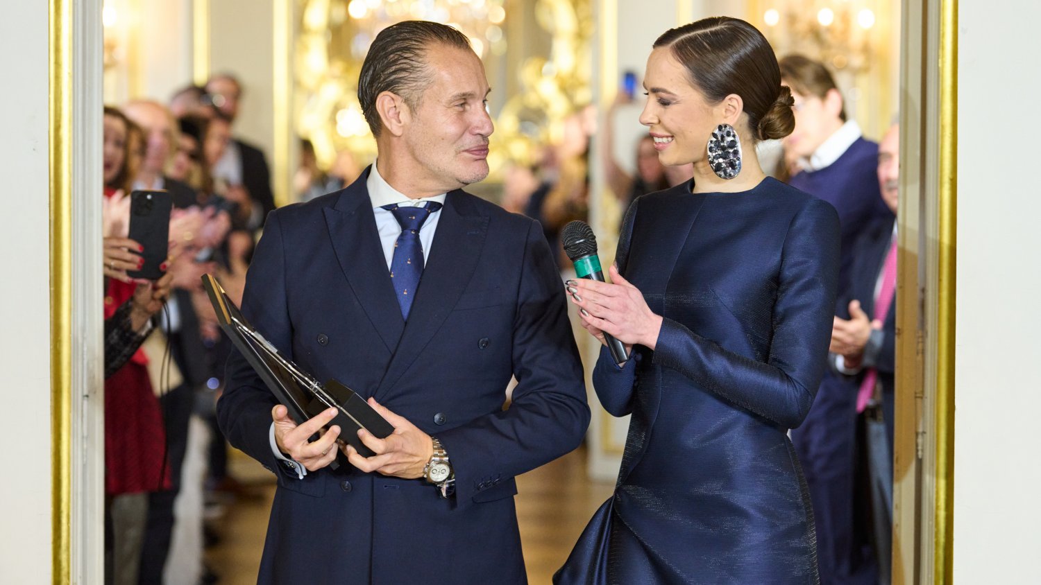 Rafael Urquizar triunfa en París con su colección ‘Vertige’ y el premio al mejor diseñador de moda femenina