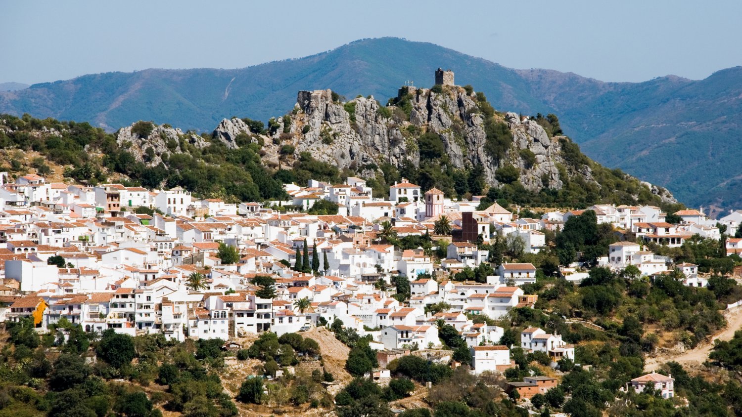 La Diputación de Málaga invierte 470.000 euros para la instalación de calefacción para el colegio y el gimnasio de Gaucín