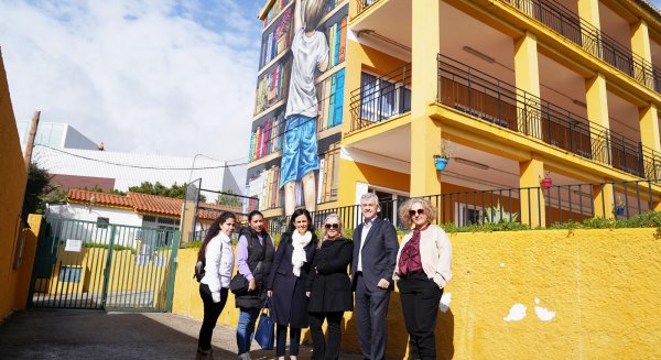 Estepona inaugura un nuevo mural artístico dedicado a la lectura en el CEIP Santo Tomás de Aquino