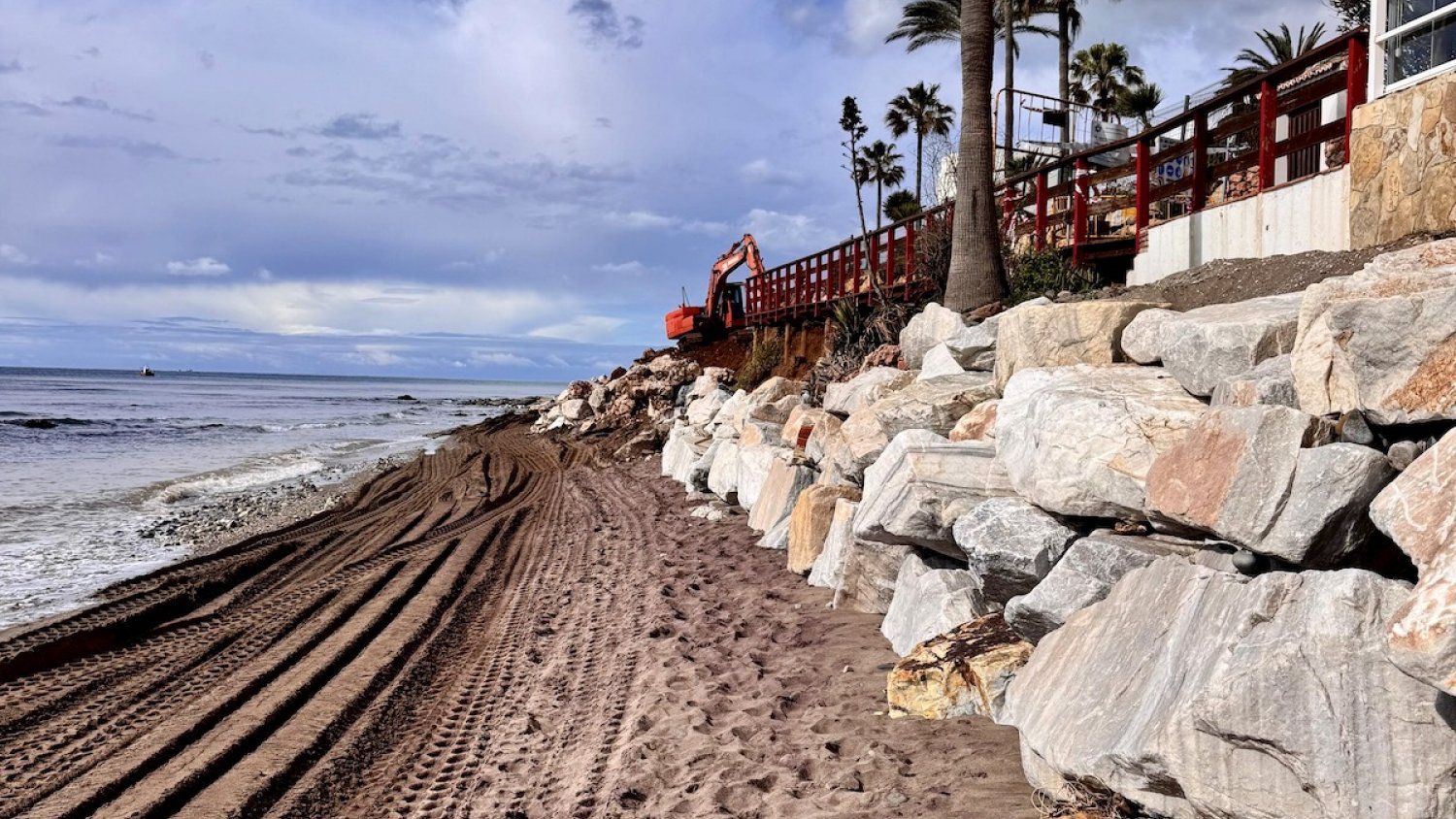 Mijas inicia las obras de reconstrucción del tramo de la Senda Litoral derribado por los temporales en El Capricho