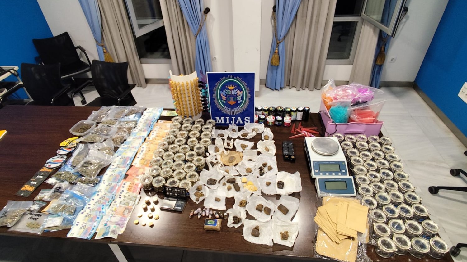 La Policía Local de Mijas detiene a un hombre por un presunto delito contra la salud pública 