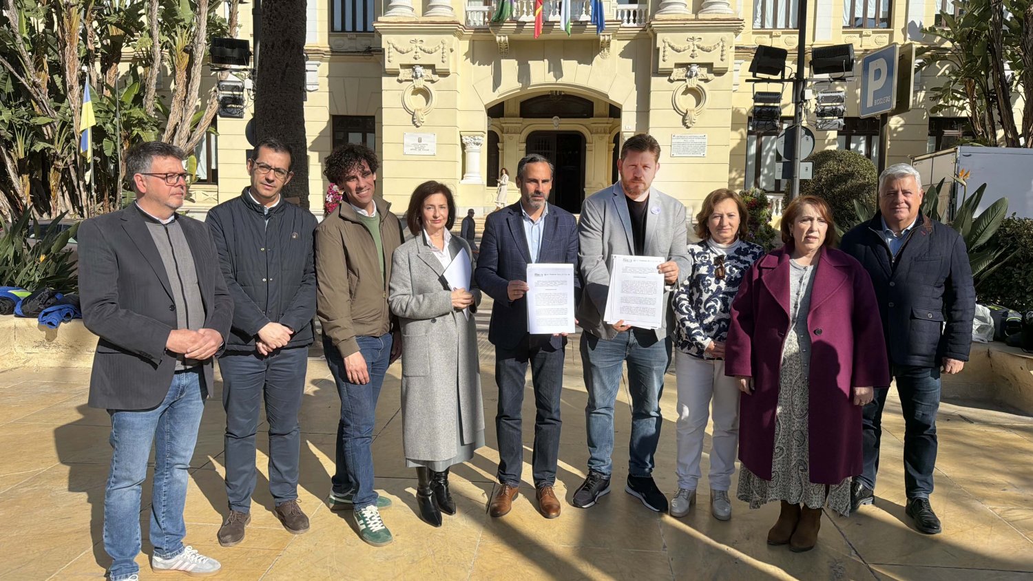 PSOE y Con Málaga exigen al alcalde que se retracte por apoyar la moción de Vox contra la regularización de inmigrantes