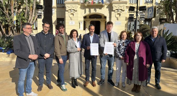 PSOE y Con Málaga exigen al alcalde que se retracte por apoyar la moción de Vox contra la regularización de inmigrantes