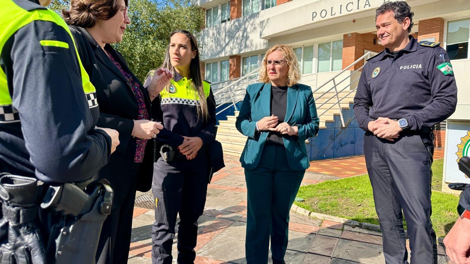 La Policía Local de Fuengirola mantiene la vigilancia sobre 67 mujeres víctimas de violencia machista mediante el sistema VioGen