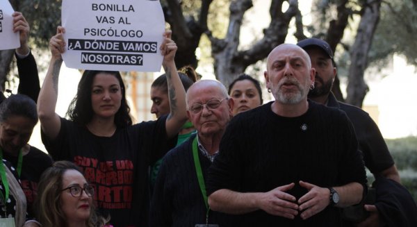 Ernesto Alba denuncia la situación de 62 familias de Manilva ante la amenaza de un desahucio inminente