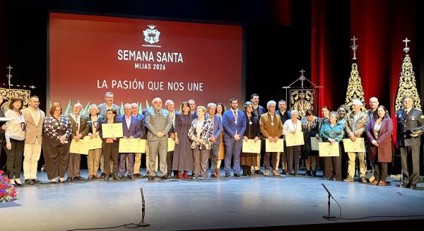 Mijas reconoce la labor religiosa y solidaria de las hermandades de la Semana Santa en un acto honorífico  
