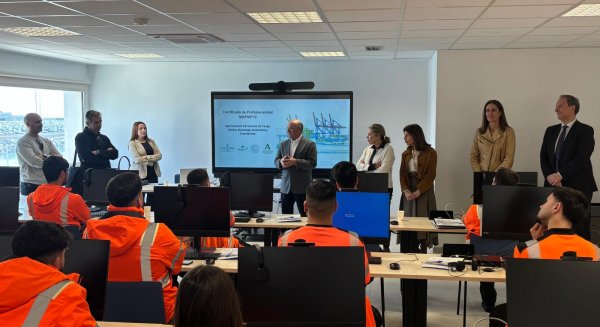 El Puerto de Málaga impulsa la formación de estibadores con un curso habilitante para la manipulación de mercancías