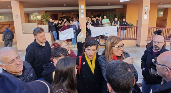 Con Málaga denuncia la 'situación de vulnerabilidad' de miles de familias malagueñas ante los alquileres prohibitivos