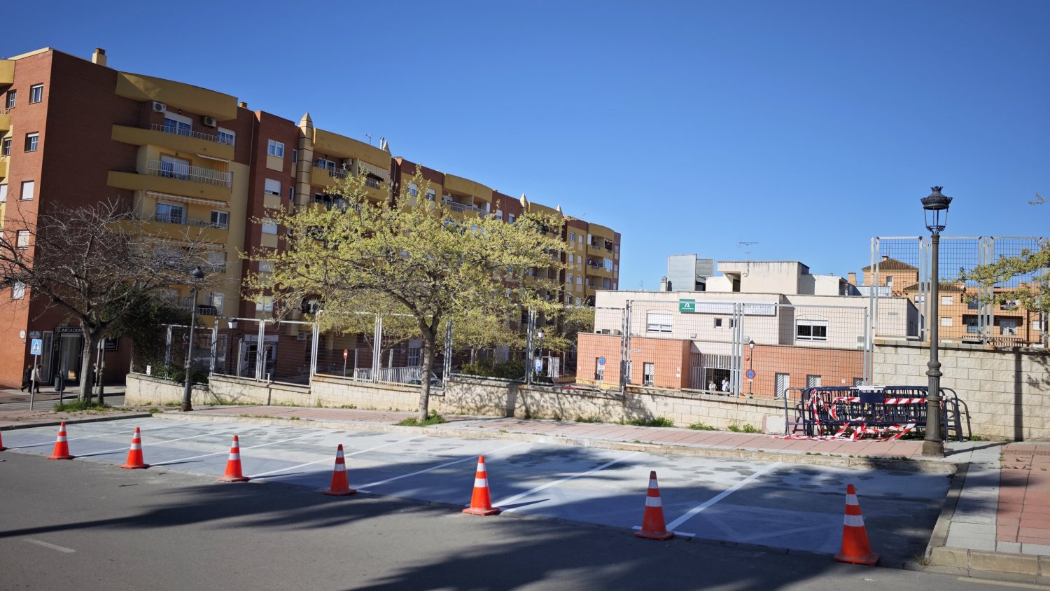 Estepona crea nuevas plazas de aparcamiento gratuitas junto al centro de salud de La Lobilla