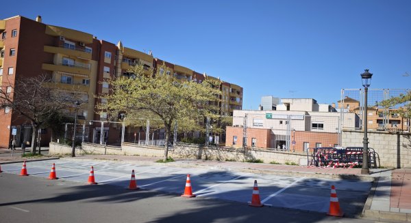 Estepona crea nuevas plazas de aparcamiento gratuitas junto al centro de salud de La Lobilla