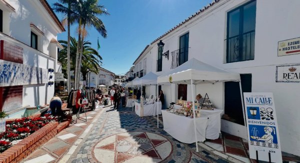 Benalmádena recupera la música en directo y su mercadillo artesanal en una nueva jornada cultural