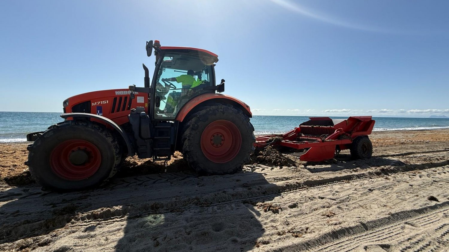 Estepona acomete un plan de actuaciones para poner a punto las playas antes de Semana Santa