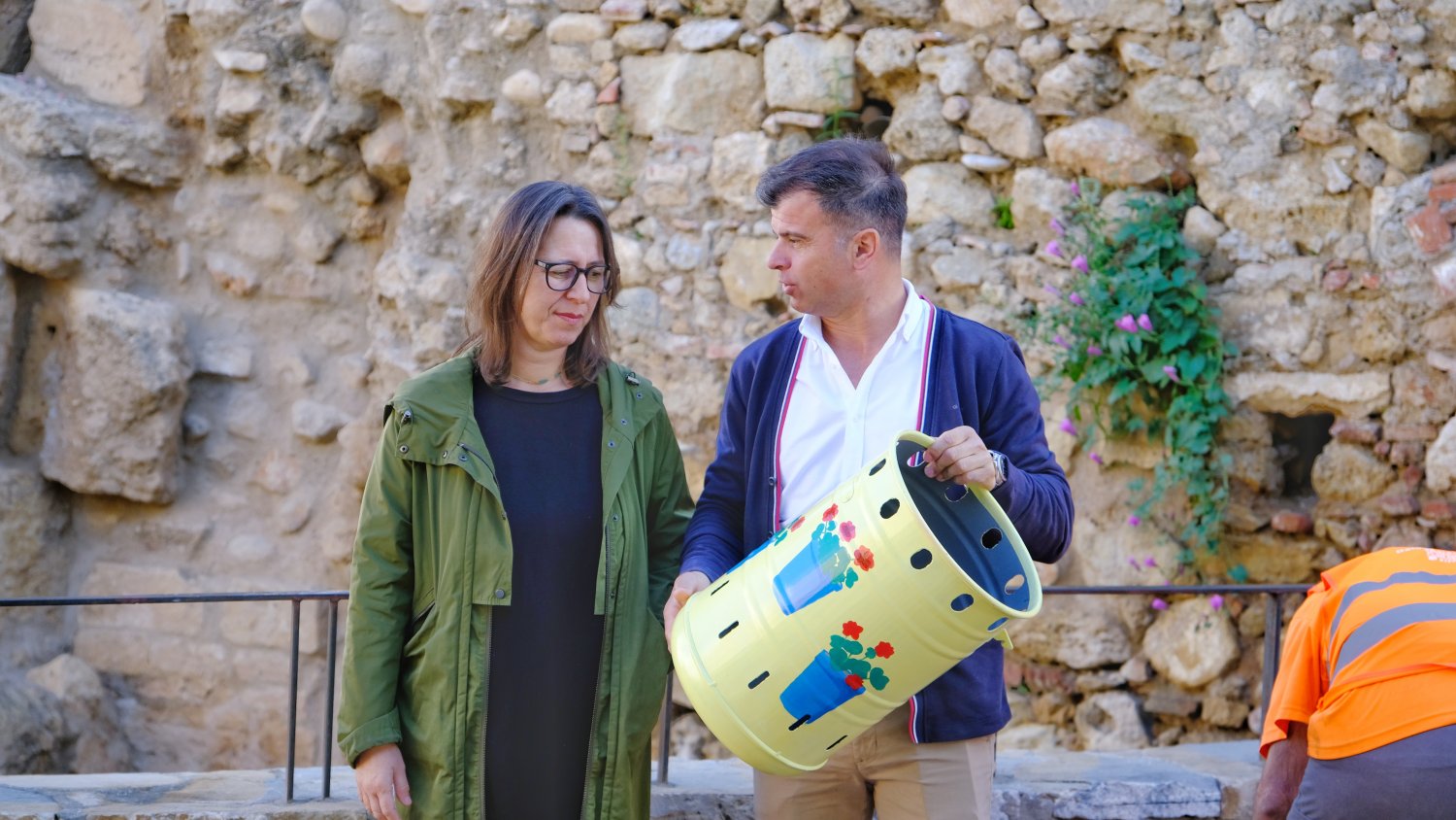 Marbella instala 50 nuevas papeleras decorativas transformadas en arte urbano por artistas locales en el Casco Antiguo