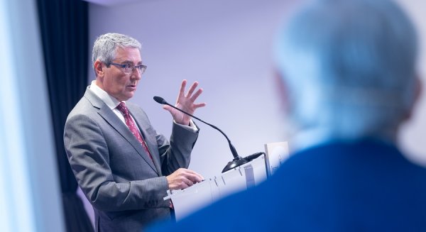 El presidente de la Diputación denuncia el impacto del aislamiento ferroviario en el sector turístico malagueño