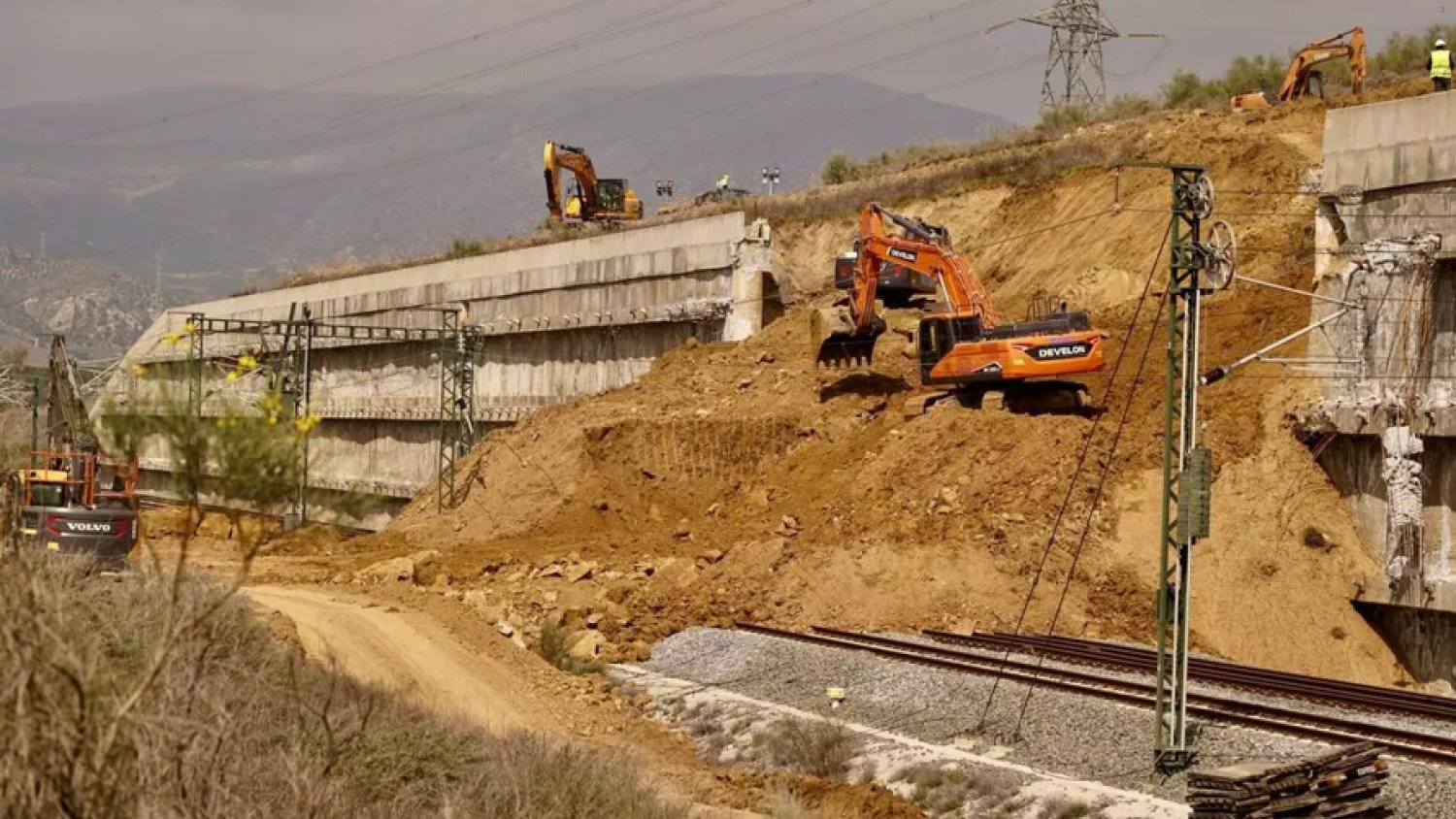 El PP de Mijas acusa al Gobierno de Sánchez de perjudicar la economía local por el retraso del AVE