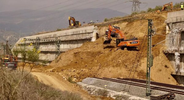 El PP de Mijas acusa al Gobierno de Sánchez de perjudicar la economía local por el retraso del AVE
