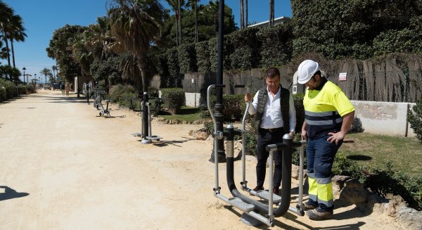 Marbella renueva las máquinas biosaludables del paseo marítimo para mejorar las zonas de ejercicio al aire libre