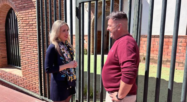 La secretaria de Educación socialista exige mejoras urgentes en el colegio público de Totalán ante el mal estado del centro