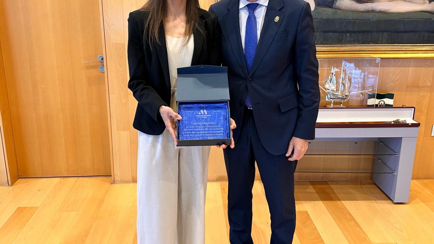 El presidente de la Diputación de Málaga recibe a la atleta Carmen Aguilar récord de España femenino de Ultra Trail